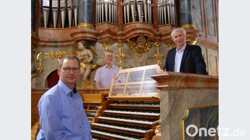 Die Autoren des neuen Buchs über Kirchenmusik in Waldsassen auf der Empore der Basilika, von links Andreas Sagstetter, Georg Schrott und Josef Reindl. Bild: pz
