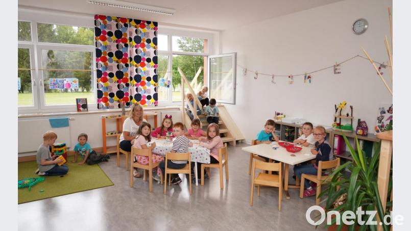 Die Vorschulkinder der Waldthurner Kita fühlen sich in ihrem ausgelagerten Gruppenraum in der Schule zusammen mit Erzieherin Martina Lorenz sichtlich wohl. Bild: fvo