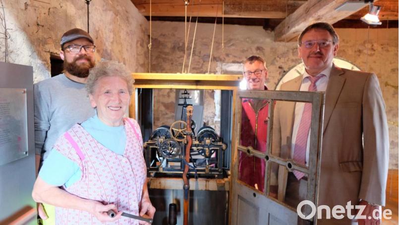 Der städtische Mitarbeiter Michael Nutz, Marianne Fenk, Reinhold Rittmeier von der Firma Hörz und Bürgermeister Hans-Martin Schertl (von links) vor dem historischen Uhrwerk im Vogelturm. Bild: Stefanie Gradl