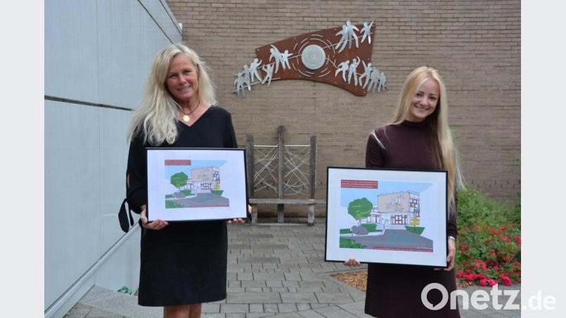 Kunstlehrerin Alena-Sarah Kneidl (rechts) hat für die Abschlussschüler ein besonderes Geschenk: Alle 18 Entlassschüler der Mittelschule Waldsassen bekommen zu ihrem Abschlusszeugnis dieses Kunstwerk, handgezeichnet von Kneidl. Sie wollen den Schülern etwas Besonderes mitgeben, sagt Rektorin Claudia Strobel-Dietrich (links) Bild: jr