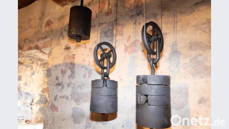 Diese Gewichte zieht Marianne Fenk täglich mit ihrer Handkurbel hoch nach oben in die Turmspitze. Bild: Stefanie Gradl