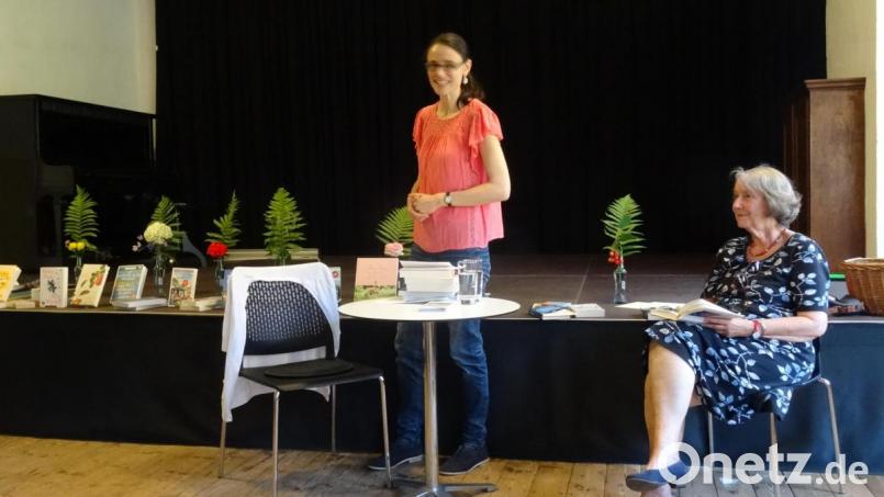 Adele Hermann (links) und Silke Schäfer stellten im Seidel-Saal Lektüre für den Sommer daheim vor. Bild: hka