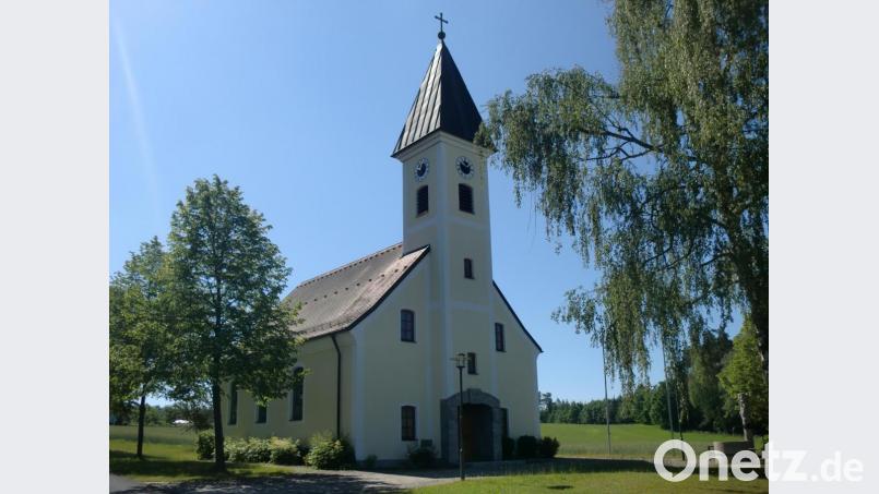 Die schmucke Dorfkirche in Holzhammer, die die Bewohner des Orts vor 25 Jahren mit vereinten Kräften in nur einem Jahr selbst errichtet haben. Bild: sh