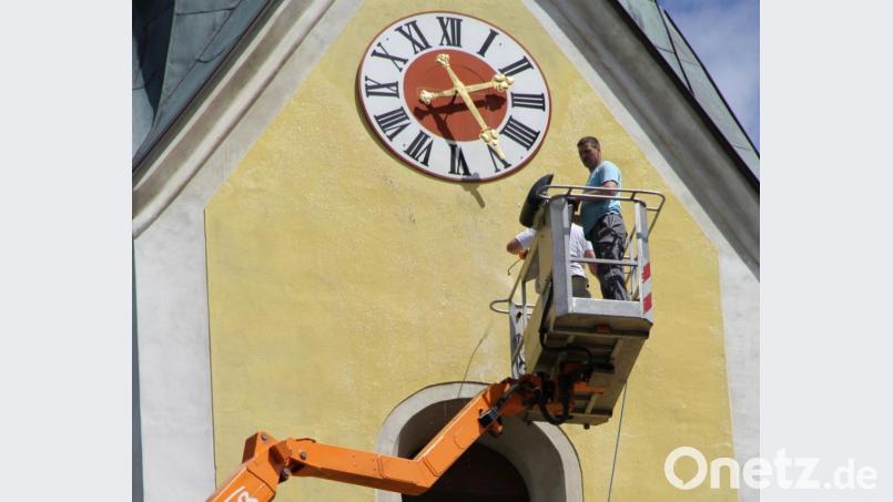 In luftiger Höhe säuberten Thomas Pirzer und Alois Fronhofer den Kirchturm. Bild: boj