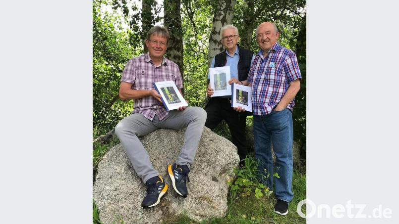 Alfred Wolf (links) und Rudolf Tomšu (rechts) präsentieren das neue Sagenbuch von Rainer Christoph. Bild: ws