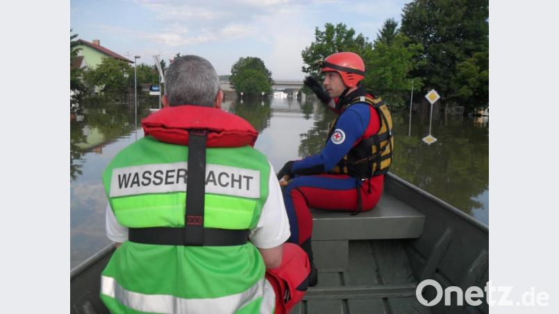 Die Kreis-Wasserwacht Schwandorf war beim Hochwasser 2013 mit 28 Einsatzkräften rund 1000 Stunden in Passau im Einsatz und wurde unmittelbar nach Ende des Einsatzes nach Fischerdorf gerufen, wo 81 Einsatzkräfte über vier Tage hinweg etwa 3.500 Einsatzstunden leisteten. Bild: Wasserwacht/Schwandorf