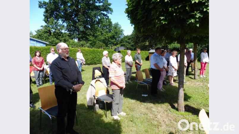 Viele evangelische und katholische Gläubige versammeln sich auf dem Vorplatz des Andreas-Raselius-Hauses in Hahnbach zum Gemeindefest-Gottesdienst. Bild: ibj
