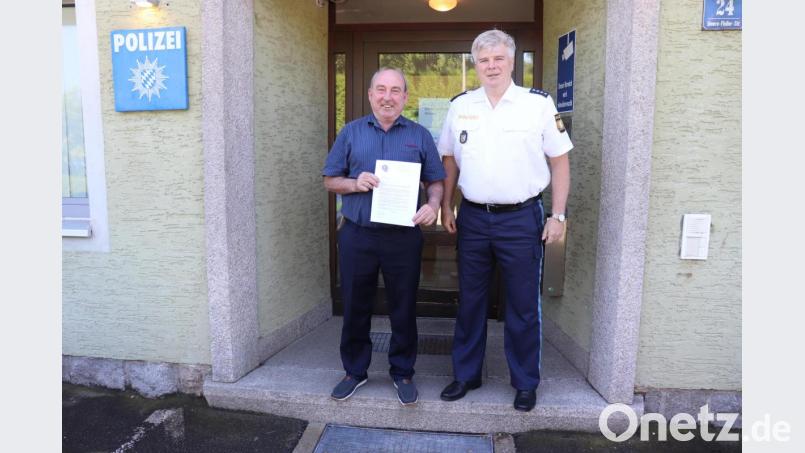 Dank Johann Kett (links) kann die Polizei Diebe festnehmen. Polizeihauptkommissar Georg Fritsch überreicht ihm ein Schreiben des Polizeipräsidenten Norbert Zink. Bild: exb