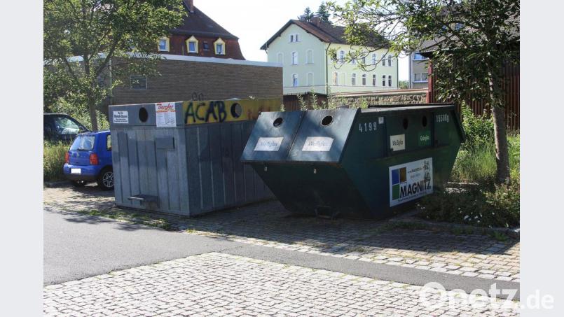 Momentan ist alles sauber. Aber die oft wilde Müllentsorgung an den Containern, die am Parkplatz des Beruflichen Schulzentrums stehen, sorgt immer wieder für Ärger. Bild: wro