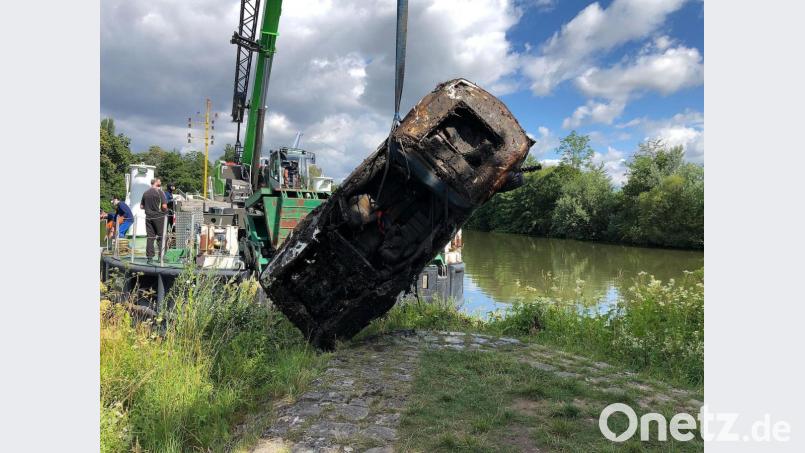 Den weißen Renault Alpine barg ein Schwimmkran aus dem Main-Donau-Kanal. Die Wasserschutzpolizei Bamberg hat die Ermittlungen aufgenommen. Bild: Polizei
