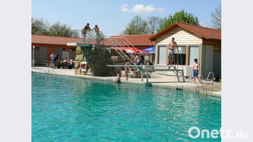 Nach einer Woche, in der es ausschließlich Tagestickets zu kaufen gab, wartet das Königsteiner Bad jetzt auch wieder mit Saisonkarten und einem Feierabendtarif auf. Bild: wku