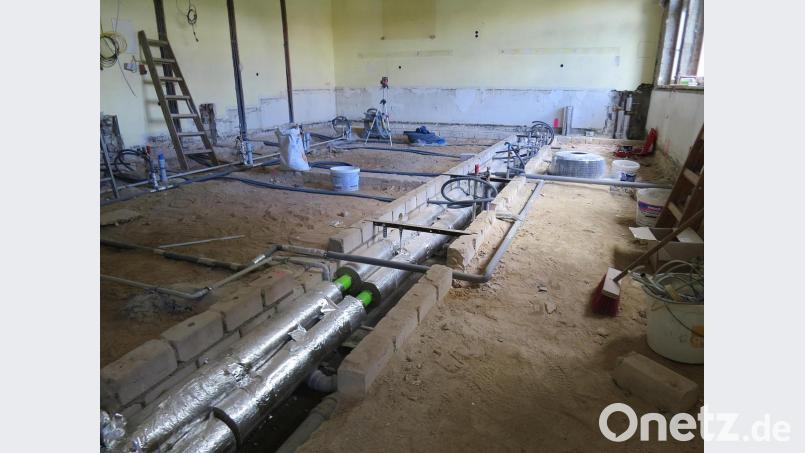 Die höhenversetzten Zuschauerreihen für die Lehrerexperimente sind schon abgebaut. Sie weichen Arbeitstischen, an denen die Schüler selbst Experimente im Chemie- und Biologieunterricht anstellen werden. Gas-, Strom- und Wasserleitungen werden schon verlegt. Bild: sck