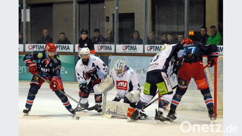 Die Blue Devils Weiden (Szene aus einem Derby gegen die Selber Wölfe in der vergangenen Saison) haben die Zulassung für die Oberliga-Spielzeit 2020/21 ohne Auflagen erhalten. Bild: gb