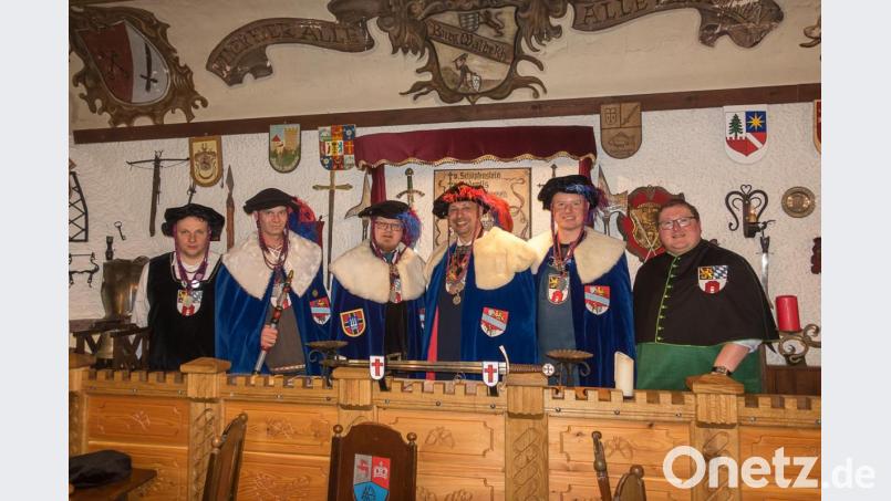 Die Recken um ihren Hochsitz, also dem engeren Vorstand mit Großmeister Werner von Podewils (Ponnath, Vierter von links) hätten diesen Samstag das 100. Jubiläum des Ritterbundes feiern können. Doch wegen der Coronapandemie verschieben sie das Fest auf nächstes Jahr. Archivbild: hl
