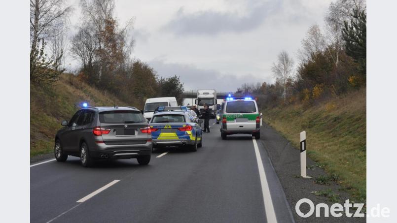 Die Polizei stellt nach einer größer angelegten Fahndung bei Vohenstrauß zwei mutmaßliche Diebe. Bild: dob