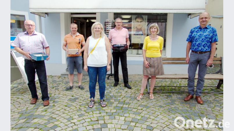 Den Anfang der Aktion in Sulzbach-Rosenberg macht die FDP mit einigen Brillen aus eigenen Schubladen. Von links Stadtrat Hans-Jürgen Reitzenstein, FDP-Geschäftsführer Christian Weiß, Sabine Neidl, Optiker Kurt von Klenck, Brigitte Munker und Stadtrat Martin Pöllath. Bild: gac