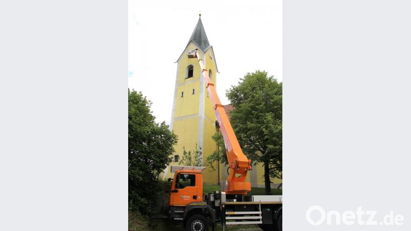 Einer bediente die Arbeitsbühne, der andere behandelte den Kirchturm. Sicheres Arbeiten in bis zu 30 Metern Höhe war für Thomas Pirzer und Alois Fronhofer gewährleistet. Bild: Josef Böhm