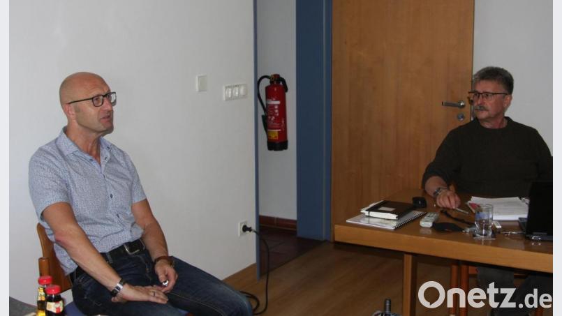 Bürgermeister Wolfgang Brauns besorgter Blick war unbegründet. Polizeihauptkommissar Thomas Dietrich (links) kommentierte die Statistik, was Fuchsmühl betrifft, als „nicht auffallend und nicht besorgniserregend“. Bild: wro