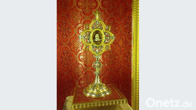 Die verehrte Reliquie zeigt ein kleines Stück des Schädelknochens des heiligen Quirinus. Bild: Scharnagl/exb