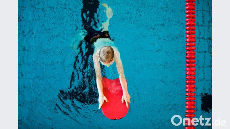 Mit Video-Anleitungen zum Schwimmenlernen will die Wasserwacht für mehr Sicherheit an Bayerns Badeseen und in Schwimmbädern sorgen. Bild: Rolf Vennenbernd/dpa