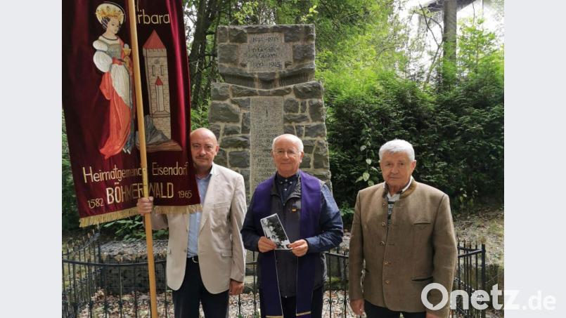 Eine solidarische Gemeinschafte bildeten in den Vorjahren Ehrenvorsitzender Josef Hoffmann, Heimatpfarrer Monsignore Gerhard Hettler und Vorsitzender Waldemar Hansl, der aus persönlichen Gründen seinen Rücktritt ankündigte. Archivbild: gz