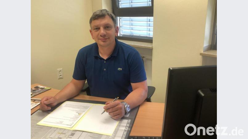 Manuel Lischka ist der neue Kultur-, Schul- und Sportreferent des Landkreises Schwandorf. Er fungiert außerdem als stellvertretender Pressesprecher. Unser Bild zeigt ihn in seinem Büro im Landratsamt. Bild: exb