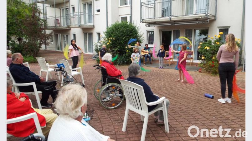 Bunte Tücher werden geschwenkt bei der Abschlussveranstaltung zum Seniorenprojekt im Kümmersbrucker AWO-Heim. Bild: e