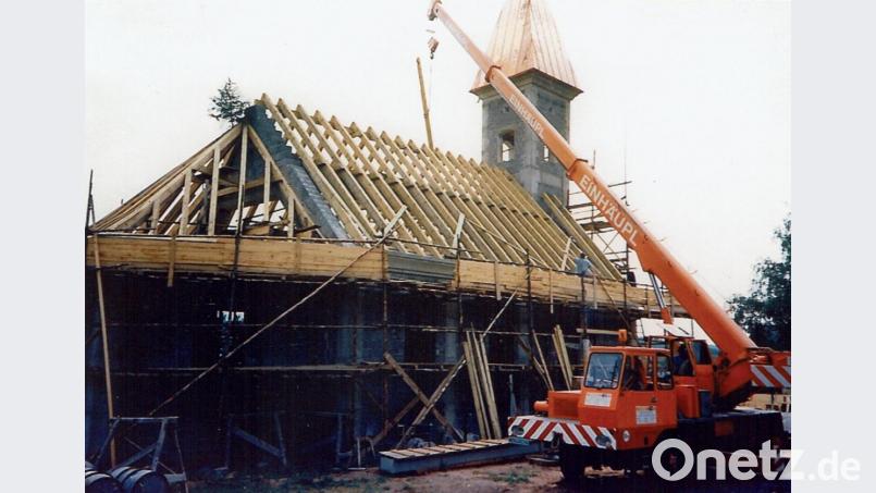 Heben des Dachstuhls der Dorfkirche Holzhammer im Juli 1994. Archivbild: sh
