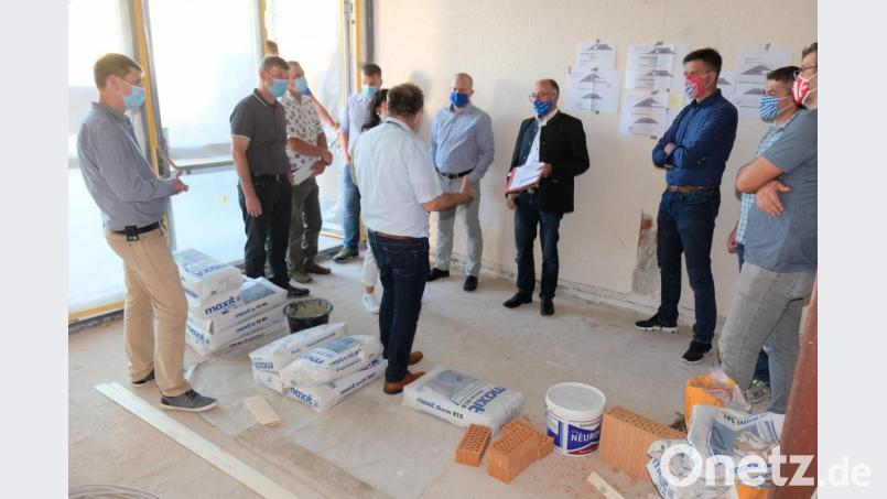 Noch auf der Baustelle entscheidet sich der Speinsharter Gemeinderat für den Bau eines Glas-Windfanges vor dem Haupteingang des Gemeindezentrums. Bild: do