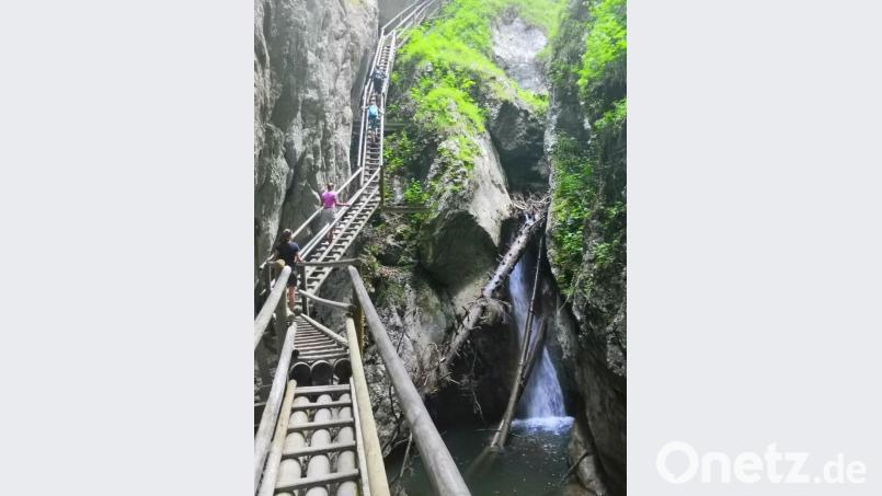 Das Archivbild zeigt Menschen, die über eine Brücke in der Bärenschützklamm gehen. Bei einem Felssturz in der Klamm sind drei Menschen getötet worden. Archivbild: Heimo Suznevic/APA/dpa
