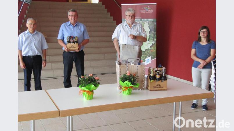 Mit Spezialitätenkörben verabschiedet (von links) Josef Springer die scheidenden Vorstandsmitglieder Hans Koch und Hans Durst. Rechts Verena Frauenknecht, die Umsetzungsmangerin der Arbeitsgemeinschaft Frankenpfalz. Bild: sck