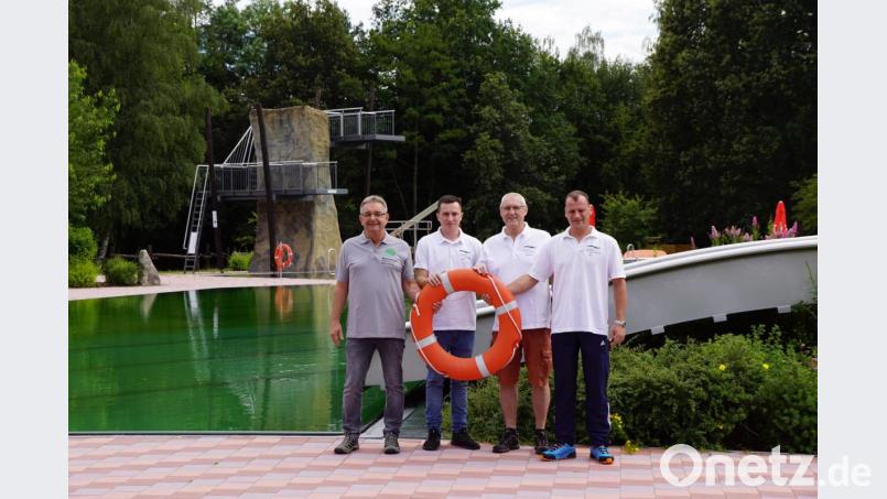 Gut vorbereitet auf eine Badesaison mit Auflagen ist das Naturerlebnisbad. Auf unserem Bild die männliche Crew, die für die Sicherheit der Badegäste sorgen wird: (von links) Günther Strobel, Daniel Müller, Siegfried Jaschke und Kai Wolf. Sie achten auch darauf, dass der Sprungturm (Hintergrund) wegen der Corona-Beschränkungen nicht benutzt wird. Bild: bkr