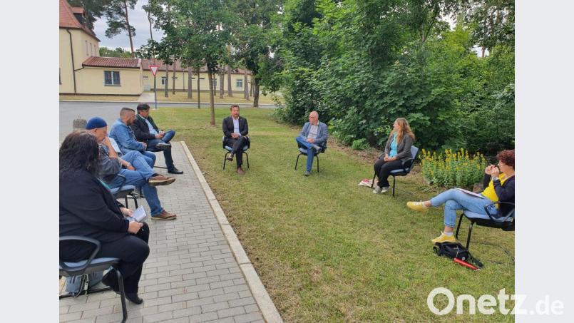 Bundestagsabgeordneter Uli Grötsch (SPD) und der Grafenwöhrer Bürgermeister Edgar Knobloch (CSU) nutzten die Möglichkeit, sich persönlich mit der Gewerkschaft ver.di zur Lage der Zivilbeschäftigten bei den US-Streitkräften auszutauschen. Bild: exb