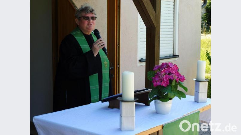 Diakonin Irene Elsner ermutigt in der Predigt, aus der Coronakrise auch Positives zu ziehen. Bild: ibj
