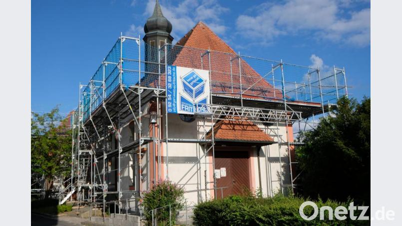 Die Baugerüste an der Vorbacher Filialkirche St. Anna künden von einer größeren Baumaßnahme. Bild: do