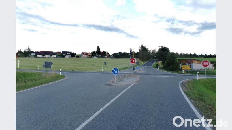 Der Umbau der Kreuzung der Staatsstraße 2122/Kreisstraße NEW 47 am westlichen Ortsrand von Schlammersdorf zu einem Kreisverkehr ist aus der Sicht des Straßenlastbauträgers nicht vertretbar. Dies wird im Wesentlichem damit begründet, dass dort keine Unfallhäufungsstelle vorliegt. Bild: br