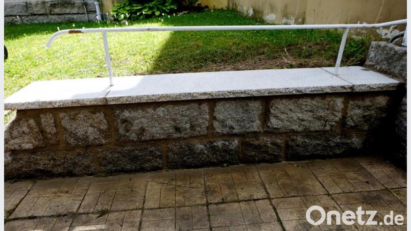 Einen Beitrag zur weiteren Verschönerung des Gestaltungsbildes am Haupteingang zur Pfarrkirche St. Johannes der Täufer leistete ein Privatspender durch die neuen Granitabdeckplatten auf der Mauer am Treppenabgang vom Herz-Jesu-Haus zum Gotteshaus. Bild: le