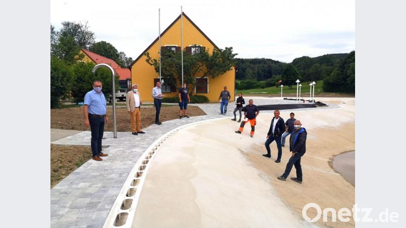 In sich hat es die Zusammenkunft von Bürgermeister Markus Bauriedl, Harald Heise, Christian Meier, Daniel Überall, Stefan Forster, Anna-Lena Grötsch, Albrecht Müller, Reinhard Mathy, Konrad Zetzl und Dietmar Hammerl (von links) auf der Baustelle der Freizeitanlage.. Bild: fjo