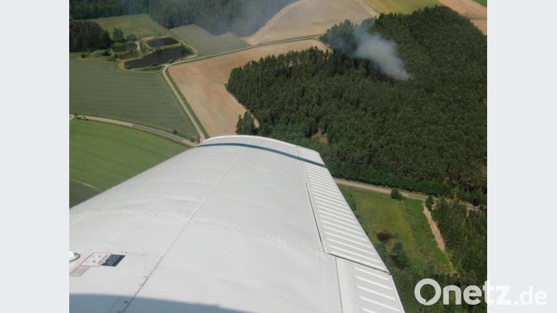 Rauch dringt aus einem Waldstück, das Feuer greift rasch um sich: Von der Luft aus sind Waldbrände gut zu erkennen. Angesichts der derzeit höchsten Stufe für die Waldbrandgefahr in der Region hat die Regierung der Oberpfalz entsprechende Flüge angeordnet. Bild: Houschka