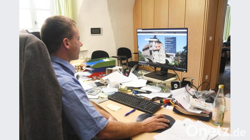 Kämmerer Neidl bekommt ein Archivsystem für die Finanzprogramme der Stadt Neustadt. Bild: Gabi Schönberger