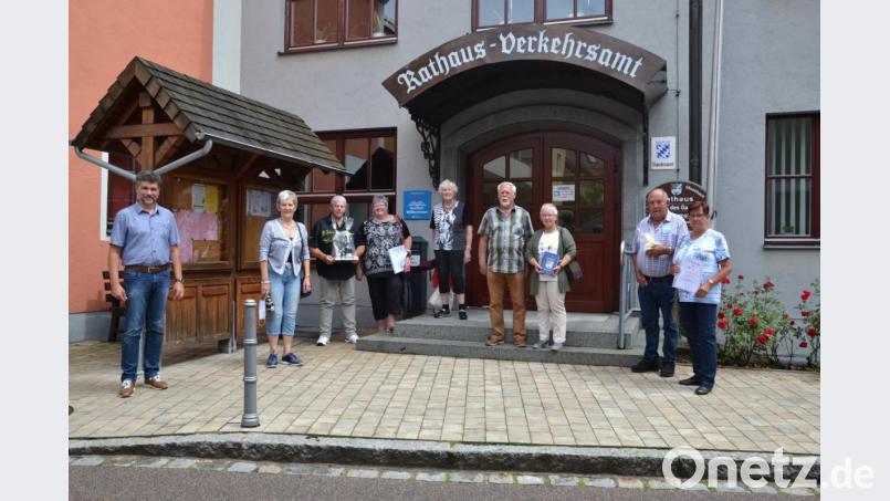 Das Ehepaar Jehle (Mitte) verbringt derzeit seinen 25. Urlaub in Moosbach. Das Ehepaar Neuthinger (Dritter und Vierte von links) feierte seinen 20. Aufenthalt. Familie Körner wurde für den fünften Aufenthalt (rechts) geehrt. Zweiter Bürgermeister Bernhard Rom (links) gratuliert und dankt ihnen für die Treue. Bild: gi