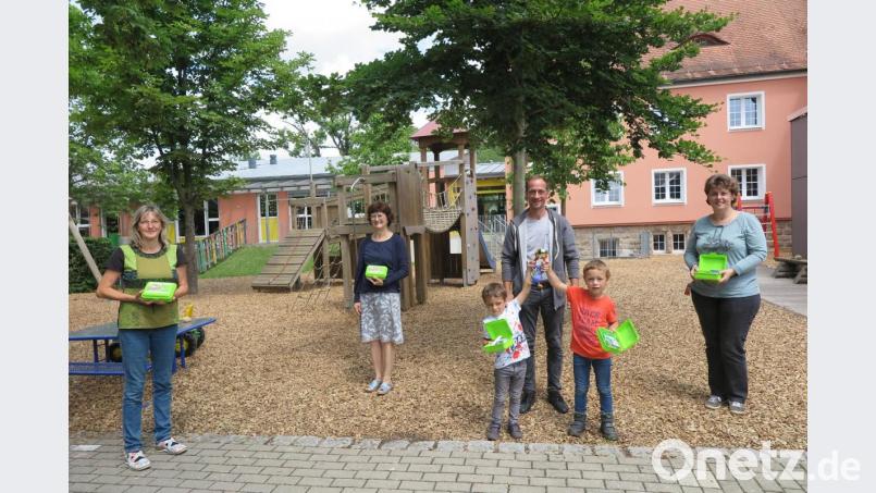 Andrea Prölß (rechts) beglückwünschte die Familie Bauer mit den beiden Kindern Josef und Jakob zum Sieg und dankte Andrea Kick und Regina Amm (von links) für die gelungene Aktion „Fit in den Sommer“ in der Kita Li-La-Löhle. Bild: jzk