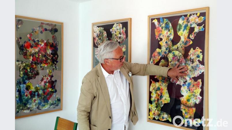 Jürgen Huber erklärt seine Arbeitsweise, spricht vom gesteuerten Zufall. Bild: Gerhard Götz