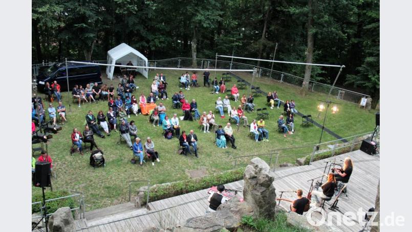 Auch bei Konzerten in Corona-Zeiten müssen Abstandsregeln eingehalten werden – der guten Stimmung tut es zumindest in Grafenwöhr keinen Abbruch. Bild: stg