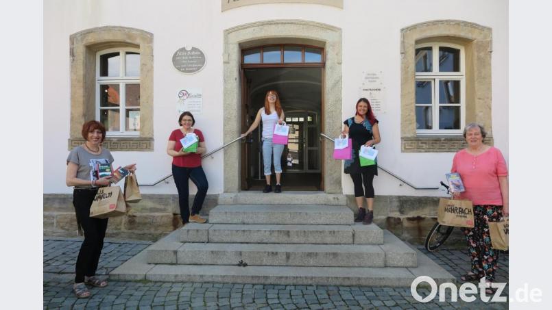 Jutta Deiml, Judith Schliermann, Deborah Bregler, Jessika Wöhrl-Neuber und Ilka Spiegler haben für die Sommerferien „Eine Tüte voll Sommer“ hergerichtet. Bild: jzk