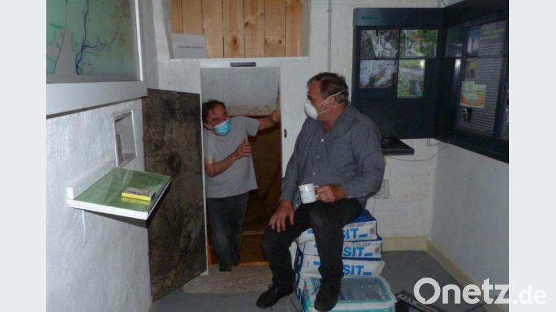 In der Remise entsteht ein Kristallkeller für die Mineraliensammlung. Dazu musste entrümpelt und der Estrich gelegt werden. Franz Grundler (links) und Raimund Kottwitz (rechts) hatten sich eine Pause verdient. Bild: Franz Grundler/exb