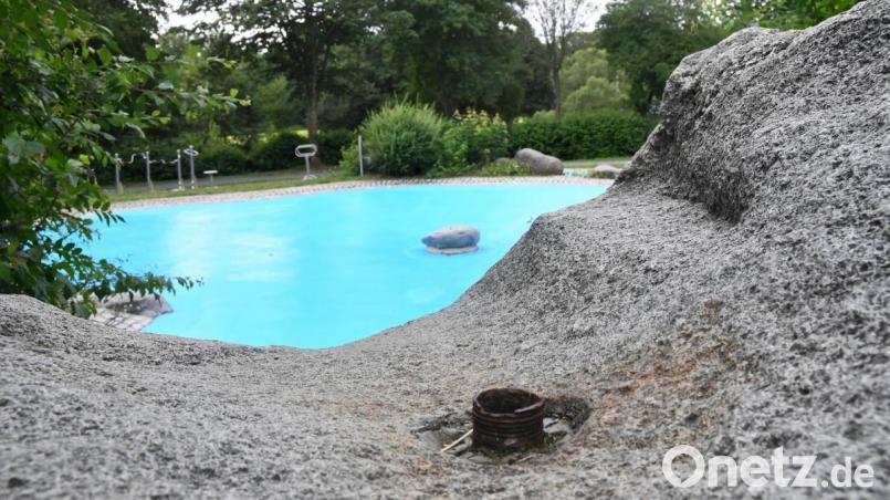 Noch sprudelt wegen der Pandemieeinschränkungen kein Wasser aus dem Quellstein ins Plantschbecken in der Freizeitanlage. Bild: Gabi Schönberger