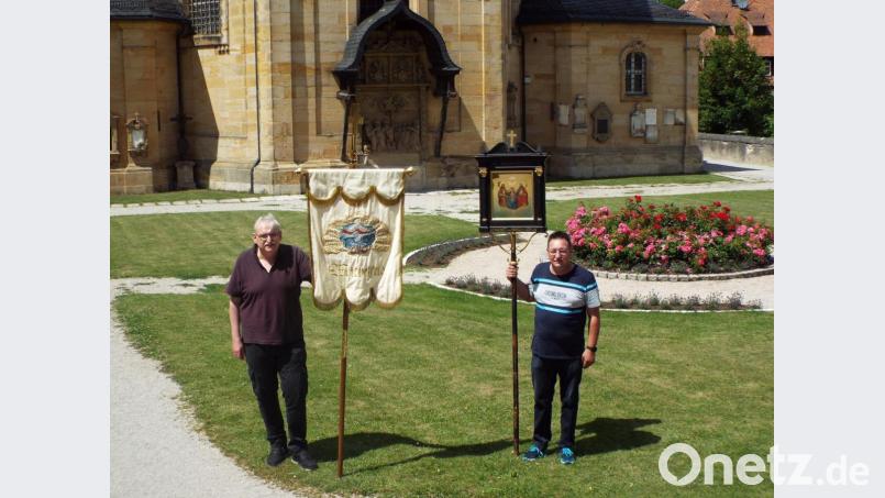 Norbert Grillenbeck (links) und Uwe Fischer mit der Wallfahrtsfahne und dem Wallfahrtsbild der Pfarrei Michelfeld. Bild: Sonja Müller