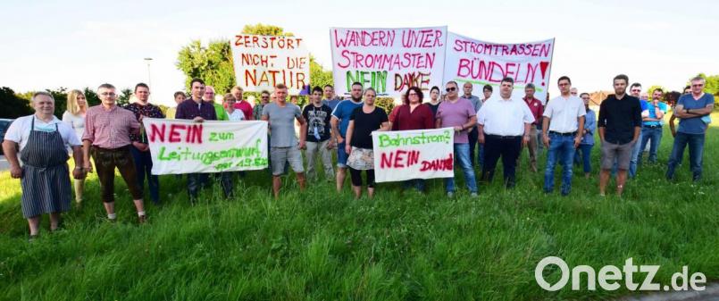 Der geplante Bahnstromtrassenverlauf von Ottensoos nach Irrenlohe (bei Schwandorf) bringt die betroffenen Bürger auf die Palme. Dies zeigte eindrucksvoll die Demonstration vor Beginn der Veranstaltung im Landgasthaus Schmidt in Aichazandt. Bild: no