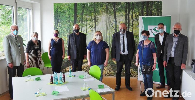Veranstalter und Ehrengäste bei der Präsentationsveranstaltung für die neuen Räume der Oase (von links): Ernst Freuding und Renate Freuding-Spintler, Katharina Meyer, Peter Weiß, Ursula Hösl, Lothar Höher, Gabi Plischke, Christian Weiß und Martin Weiß. Bild: Bühner